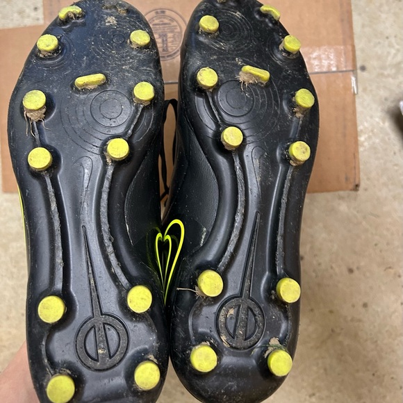 Nike Black Soccer Cleats with Yellow Accents boys size 6 shoes athletic. Big boy - Picture 4 of 6